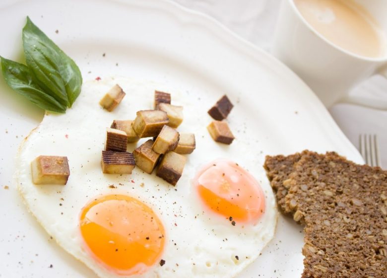 STUDIU: consumul de oua nu duce la cresterea colesterolului la adolscenti